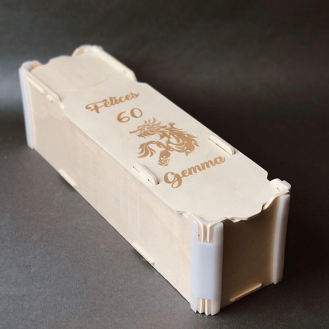 Estuche de madera Sincla con la tapa grabada con una felicitación de cumpleaños