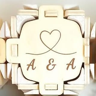 Cajita de madera Sincla con un corazón y las iniciales «A & A» grabados en la tapa
